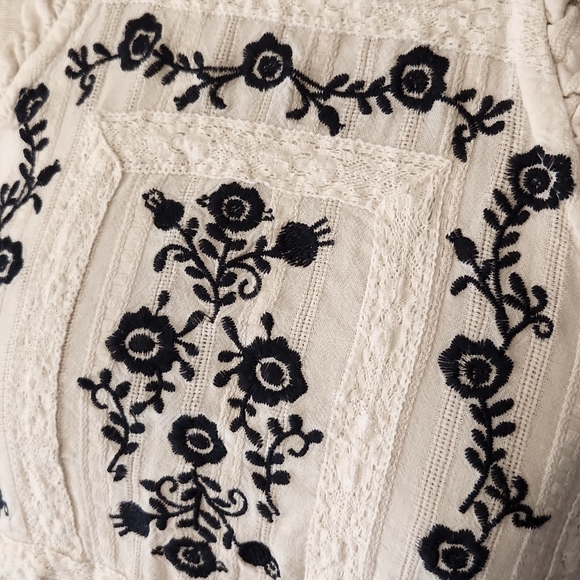Floral embroidered peasant tank top - Picture 2 of 6